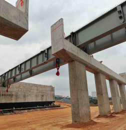 ponte de aço para pedestres.