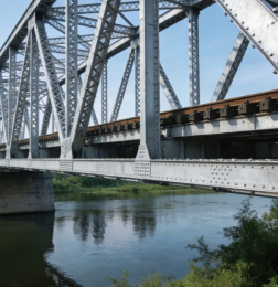 Eisenbahnbrücke mit Stahlkonstruktion