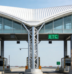 Estación de peaje de autopista con estructura de acero