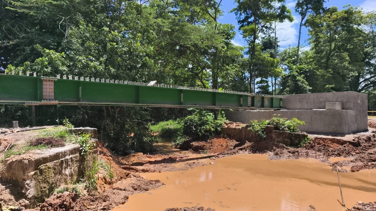 組み立てられた鋼橋