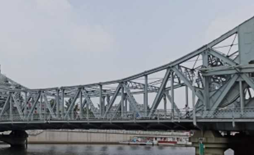 Pont à structure métallique.png