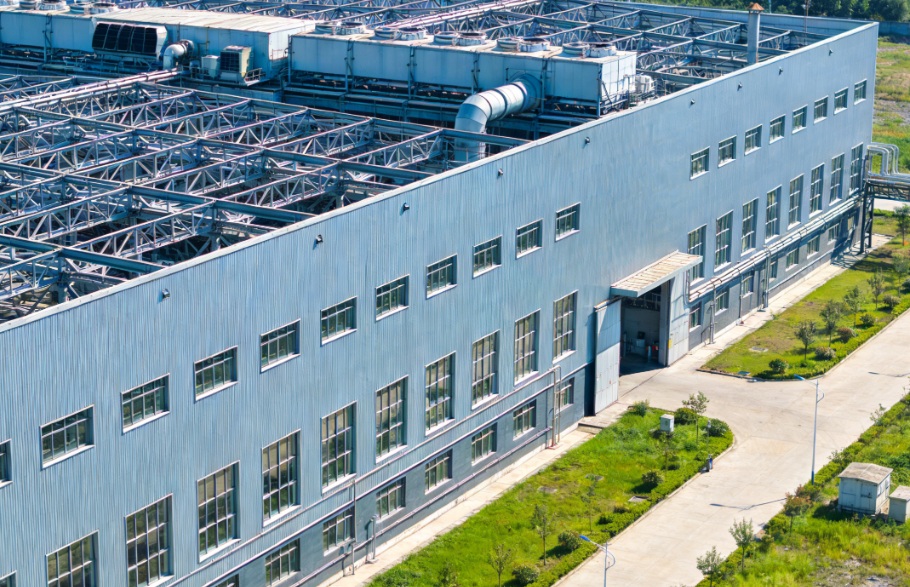 Présentation du produit : Bâtiments principaux de centrale électrique à structure métallique Les bâtiments principaux de centrale électrique à structure métallique sont des installations industrielles critiques construites principalement avec des cadres en acier à haute résistance, conçues pour abriter des équipements de production d'énergie clés tels que des turbines, des chaudières, des générateurs et des systèmes de contrôle. Ces bâtiments présentent de grandes portées libres, des capacités portantes élevées et des aménagements personnalisables pour prendre en charge des flux de travail opérationnels complexes et des exigences de sécurité dans les centrales thermiques, nucléaires, hydroélectriques et d'énergies renouvelables. Avantages du produit Stabilité de charge et structurelle exceptionnelle Les cadres en acier offrent une résistance supérieure pour supporter les machines lourdes, les ponts roulants et les plates-formes à plusieurs niveaux, garantissant une stabilité à long terme sous des charges opérationnelles dynamiques, des vibrations et des conditions environnementales extrêmes telles que les forces sismiques ou éoliennes. Construction rapide et interruption opérationnelle minimale Les composants préfabriqués en acier permettent un assemblage efficace sur site, raccourcissant considérablement les délais de construction par rapport aux structures en béton traditionnelles. Ce processus accéléré réduit les retards des projets, diminue les coûts de main-d'œuvre et permet une mise en service plus rapide des unités de production d'électricité. Flexibilité de conception et adaptabilité future La nature modulaire des structures en acier permet une planification spatiale flexible, une intégration facile des systèmes auxiliaires et des extensions futures ou des mises à niveau d'équipement transparentes. Les traitements résistant à la corrosion et les conceptions ignifuges améliorent encore la durabilité et la sécurité dans les environnements industriels à haut risque. Résumé Les bâtiments principaux des centrales électriques à structure en acier offrent une solution robuste, efficace et évolutive pour les infrastructures énergétiques modernes. En combinant une capacité portante élevée avec une construction accélérée et une adaptabilité à long terme, ils optimisent les performances des centrales, réduisent les coûts du cycle de vie et soutiennent l'exploitation sûre et fiable des installations de production d'électricité. En tant que choix éprouvé pour les projets énergétiques du monde entier, les structures en acier continuent d'établir la norme en matière de durabilité, de fonctionnalité et de construction industrielle durable.