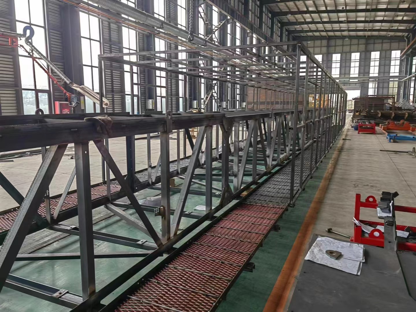 Transportsysteem met stalen constructie.jpg