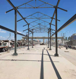 Puente de estructura de acero completado 