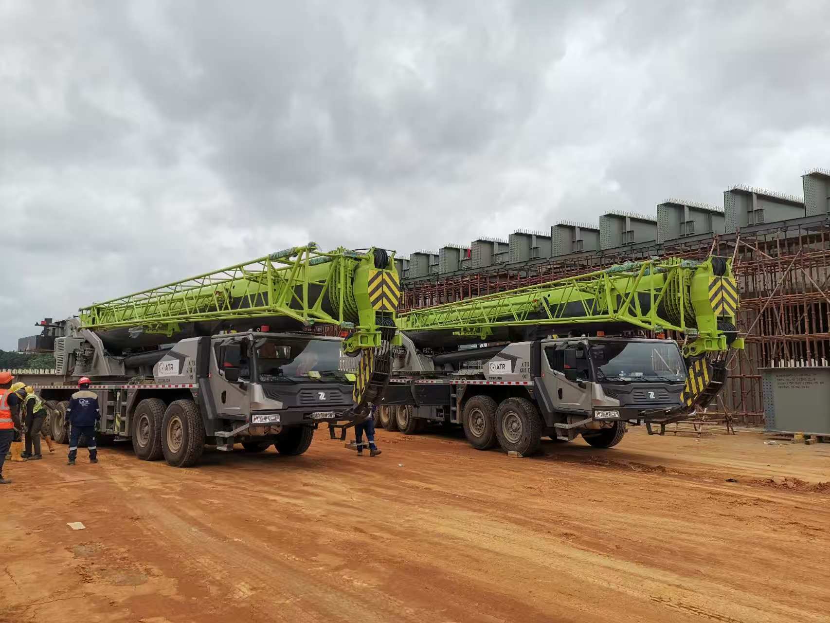 Zusammengebaute Stahlbrücke