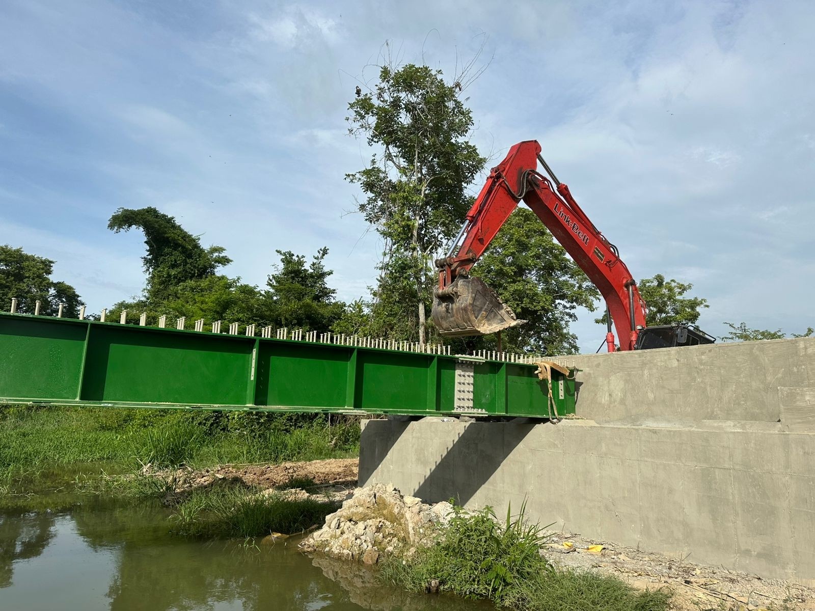 Сборка стальной конструкции моста