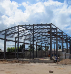 BÂTIMENT À STRUCTURE ACIER