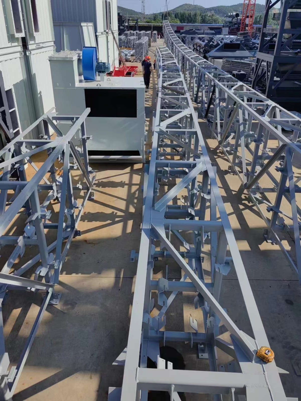 Transportsysteem met stalen constructie.jpg