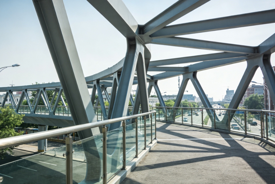 Стальная конструкция пешеходного надземного перехода