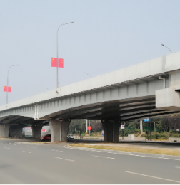 Pont métallique préfabriqué de type composite, utilisé dans le cadre des projets municipaux.