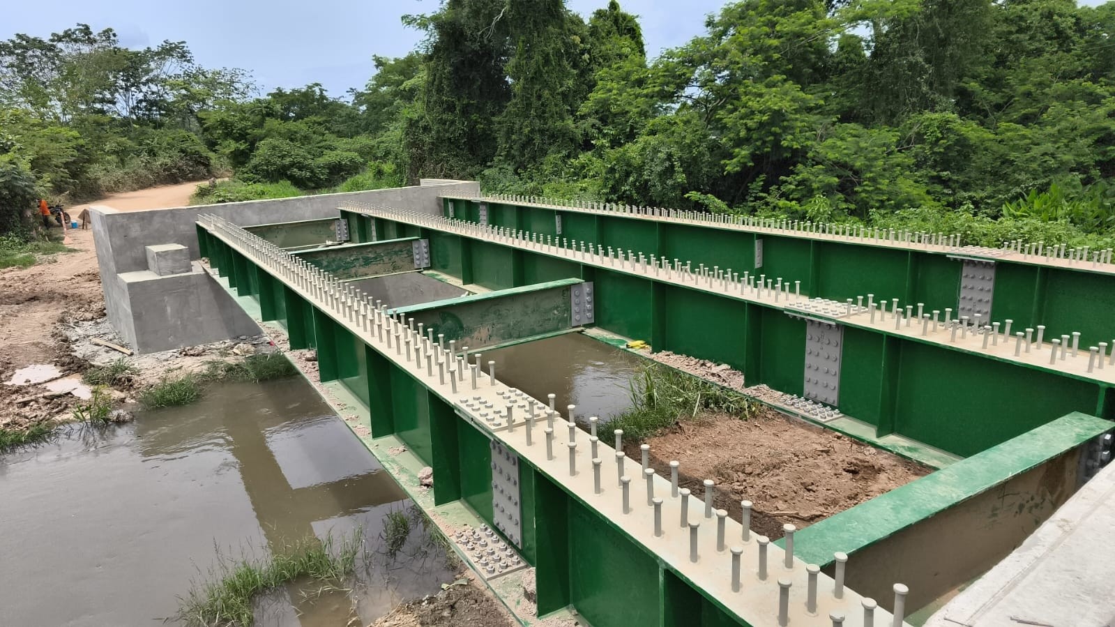 組み立てられた鋼橋