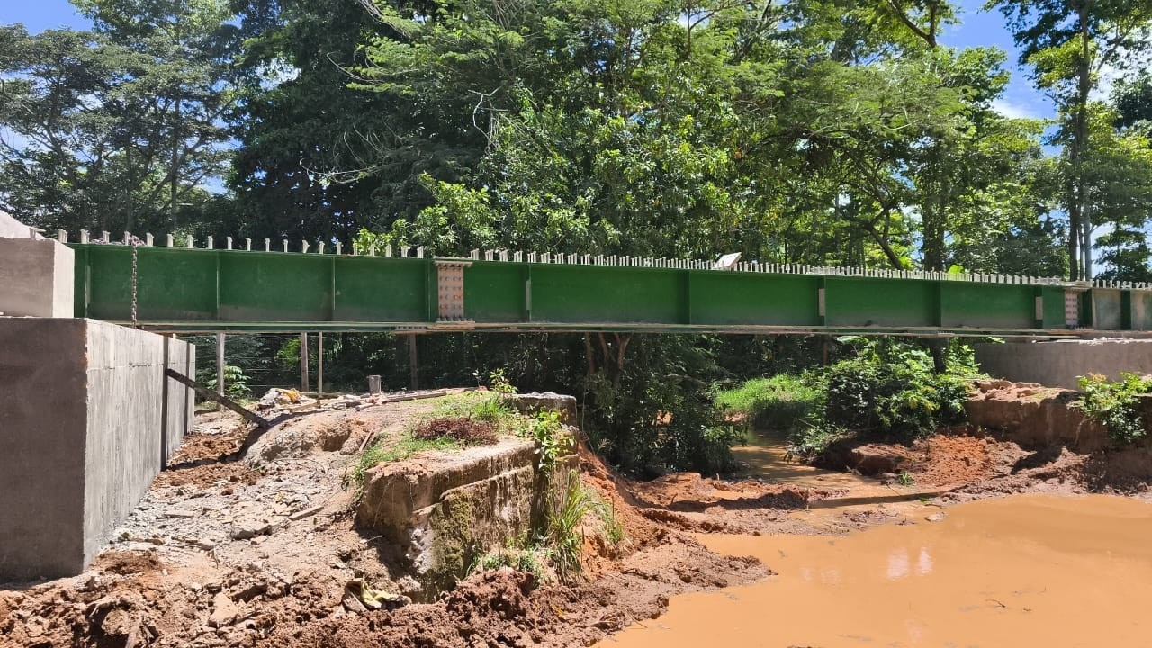 Сборка стальной конструкции моста