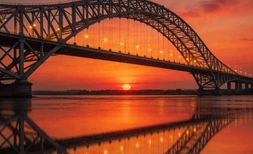 Ponte de Aço para Atravessar o Rio - Conectando as Margens e Desafiando Limites