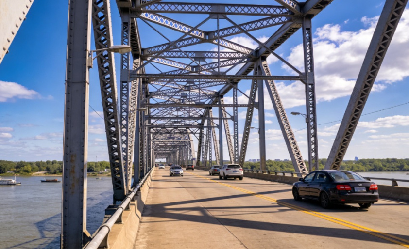 Ponte de Aço para Atravessar o Rio - Conectando as Margens e Desafiando Limites