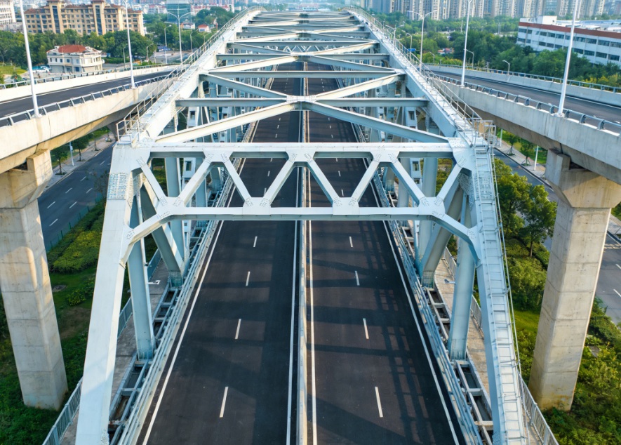 1. مقدمة المنتج: جسر البلدية ذو الهيكل الفولاذي يعد الجسر البلدي ذو الهيكل الفولاذي جزءًا حيويًا من البنية التحتية الحضرية، حيث تم تصميمه باستخدام بنية فوقية فولاذية لنقل حركة مرور المركبات و/أو المشاة و/أو راكبي الدراجات فوق العوائق مثل الأنهار أو الطرق أو السكك الحديدية أو الوديان داخل المدينة أو البلدة. وهو عنصر أساسي في شبكة النقل البلدية، وهو مصمم للاستخدام العام ويتميز بتركيزه على المتانة والتكامل الجمالي مع النسيج الحضري والبناء الفعال لتقليل الاضطراب العام. 2. مزايا المنتج تسريع البناء والحد الأدنى من الاضطراب المجتمعي التثبيت السريع لتحقيق المنفعة العامة: يتيح استخدام المكونات الفولاذية الجاهزة بناء الأجزاء الرئيسية من الجسر خارج الموقع. يتم بعد ذلك تركيز العمل في الموقع على التجميع السريع - غالبًا باستخدام الرافعات أثناء إغلاق حركة المرور المحدودة - مما يقلل بشكل كبير من الجدول الزمني للبناء وما يرتبط به من إغلاق الطرق والتحويلات والتلوث الضوضائي مقارنة ببدائل الخرسانة المصبوبة في المكان. تصميم خفيف الوزن وكفاءة الأساس: تؤدي نسبة القوة إلى الوزن العالية للفولاذ إلى إنشاء بنية فوقية أخف وزنًا، والتي غالبًا ما تُترجم إلى أسس ودعامات أصغر حجمًا وأقل تكلفة. وهذا مفيد بشكل خاص في المناطق الحضرية التي بها مرافق معقدة تحت الأرض أو ظروف التربة السيئة. أداء هيكلي فائق وقيمة طويلة الأمد القوة والمرونة المتأصلة: يوفر الفولاذ قدرة تحمل ممتازة، وليونة، ومقاومة للتعب، مما يجعله مثاليًا للتعامل مع تدفقات حركة المرور الحضرية الثقيلة والمستمرة. توفر ليونتها أداءً فائقًا في المناطق الزلزالية، وهو أحد اعتبارات السلامة المهمة للبنية التحتية العامة. المتانة مع الحماية الحديثة: عندما يكون الجسر الفولاذي محميًا بأنظمة طلاء متقدمة أو مصنوعًا من الفولاذ المقاوم للعوامل الجوية، فإنه يتطلب الحد الأدنى من الصيانة طويلة المدى لهيكله الأساسي. يشكل الفولاذ المقاوم للصدأ طبقة مستقرة ذاتية الحماية من الصدأ، مما يلغي الحاجة إلى الطلاء المنتظم ويقلل تكاليف دورة الحياة. مرونة التصميم للسياقات الحضرية: يمكن تصنيع الفولاذ في مجموعة واسعة من الأشكال - أقواس أنيقة، أو عوارض أنيقة، أو امتدادات مدعومة بالكابلات - مما يسمح للجسر بأن يصبح عنصرًا بصريًا إيجابيًا يكمل محيطه، سواء في منطقة تاريخية أو تطور حديث. الاستدامة وكفاءة دورة الحياة دورة حياة المواد المستدامة: الفولاذ هو أكثر المواد الصناعية المعاد تدويرها وهو في حد ذاته قابل لإعادة التدوير بنسبة 100% في نهاية عمر خدمة الجسر. تعمل دقة التصنيع المسبق أيضًا على تقليل النفايات في الموقع. اقتصاديات الحياة الكاملة المواتية: على الرغم من أن التكاليف الأولية تنافسية، إلا أن القيمة الحقيقية تكمن في الجمع بين سرعة الإنجاز (تقليل التكاليف الاجتماعية والاقتصادية غير المباشرة للتحويلات)، وانخفاض احتياجات الصيانة على المدى الطويل، وإمكانية التوسع أو التعزيز في المستقبل مع الحد الأدنى من الأعمال الأساسية الإضافية. 3. ملخص يعد جسر البلدية ذو الهيكل الفولاذي الخيار الهندسي الأول لتوسيع وتجديد الاتصال الحضري بكفاءة. وهي تتفوق من خلال توفير البنية التحتية العامة الحيوية مع تقليل الاضطرابات المرتبطة بالبناء بشكل كبير، مما يفيد المجتمع الذي تخدمه بشكل مباشر. وتضمن قوتها المتأصلة ومتانتها وتنوع تصميمها ومظهرها المستدام أن تصبح أصولًا آمنة وفعالة من حيث التكلفة وممتعة من الناحية الجمالية تخدم الجمهور بشكل موثوق لأجيال، مما يمثل استثمارًا ذكيًا وتطلعيًا في إطار النقل بالمدينة ونوعية الحياة.