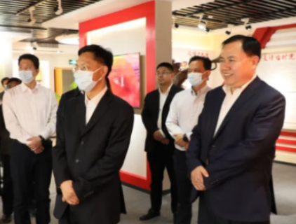 Gruppenfoto des Vorsitzenden und des stellvertretenden Generalsekretärs der Stadtregierung von Jinan