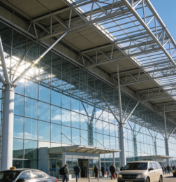 Terminalgebäude mit Stahlkonstruktion