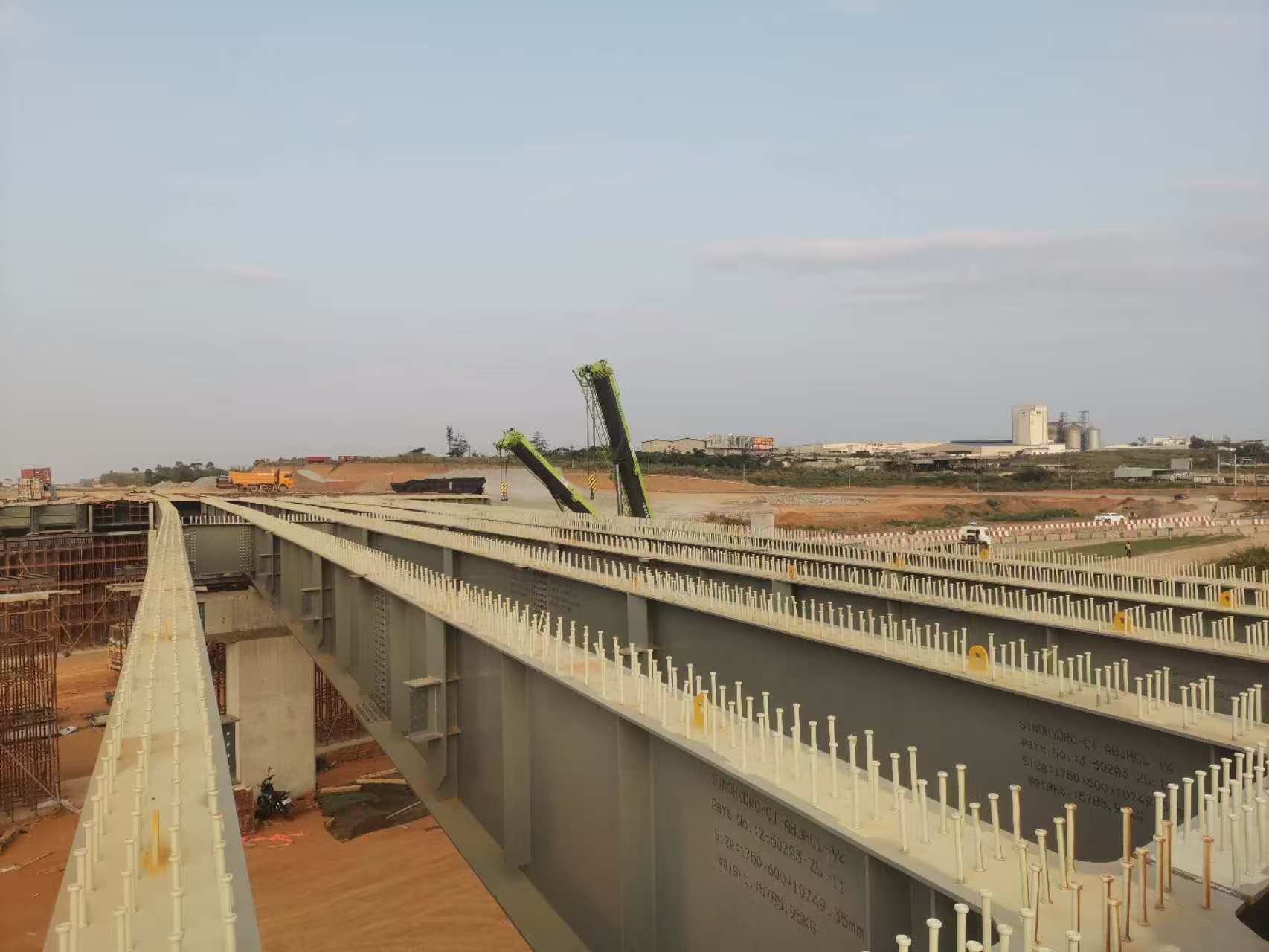 Zusammengebaute Stahlbrücke