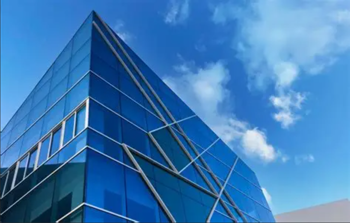 Edificio de oficinas con estructura de acero prefabricada.png