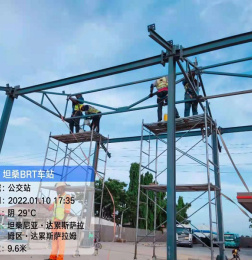 Station d’autobus à structure d’acier achevée