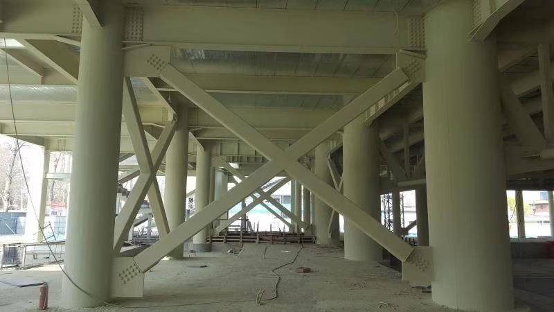 Photos of the assembly of vertical columns and cross braces Photos of the assembly of vertical columns and cross braces