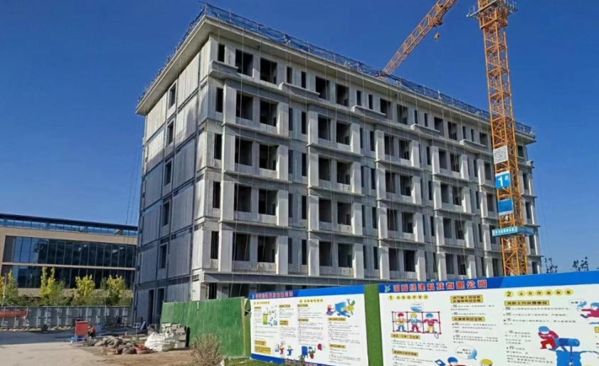Système de construction scolaire en structure métallique préfabriquée