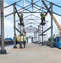 Station de transport rapide à structure métallique préfabriquée